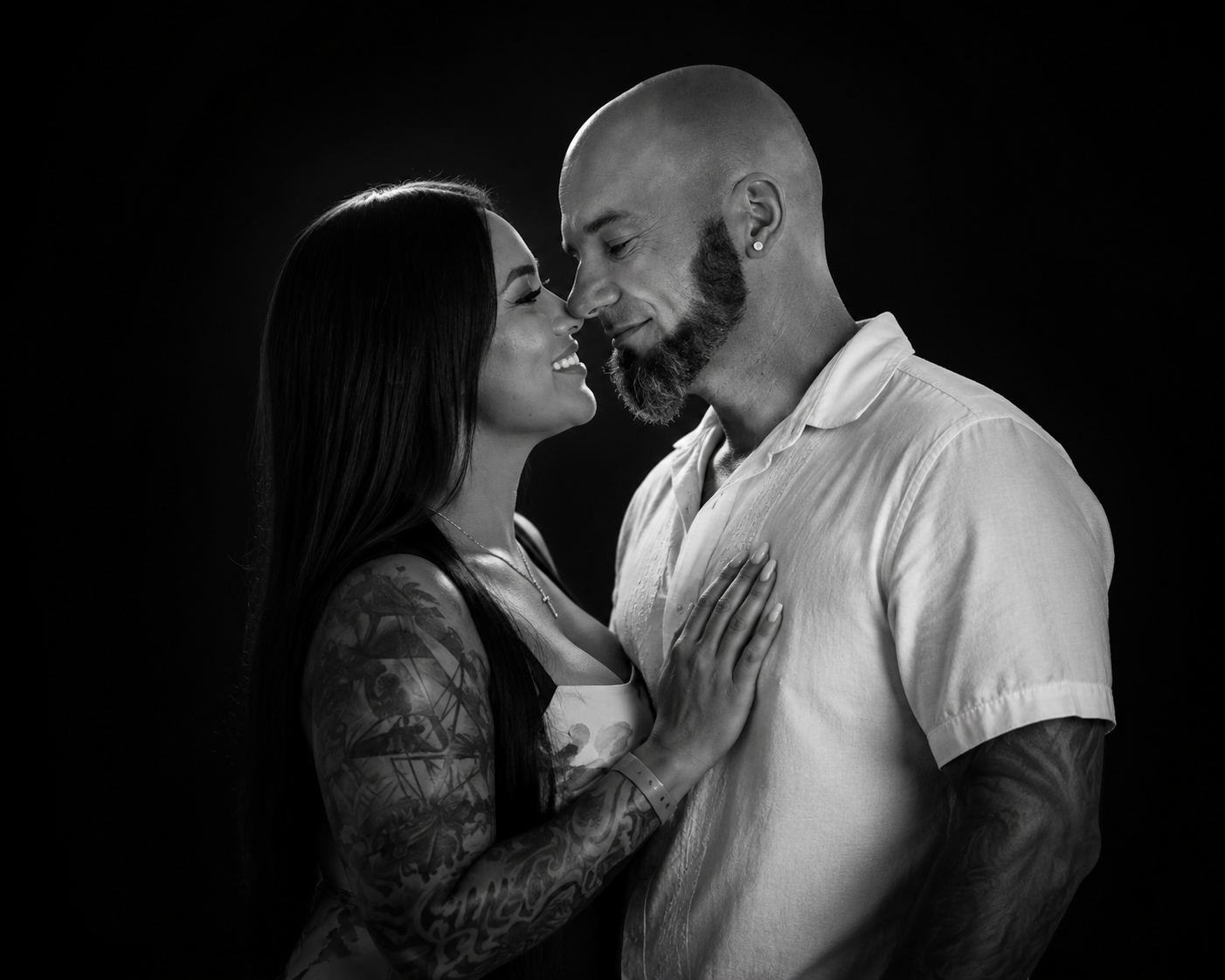 Portrait en noir et blanc de Geneviève et Keven, proches l'un de l'autre